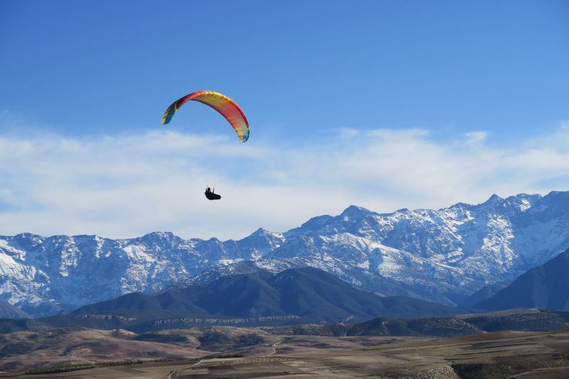 Fred sous sa BGD Cure au dessus d'Aguergour sur fond du Haut atlas